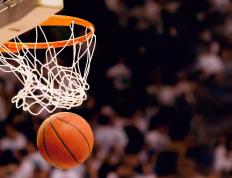 足协杯最新形势：密尔沃基雄鹿高居榜首，巴黎圣日耳曼强势追赶，冠军归属成迷